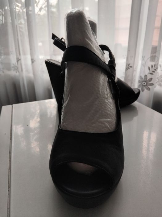 Босоножки кожанные