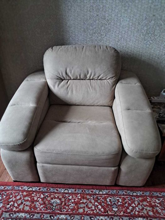 Почти новый угловой диван