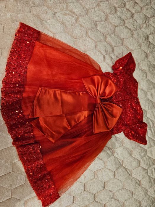 Детска червена рокля