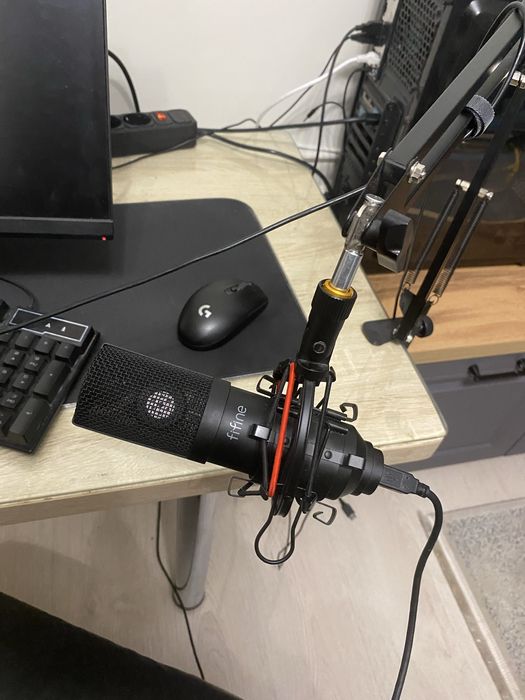 Микрфон fifne вместе с кронтейном