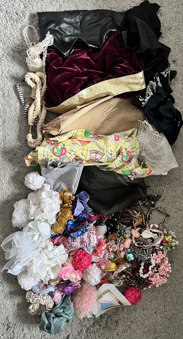 Для Рукоделья: кусочки тканей, украшений, бусин