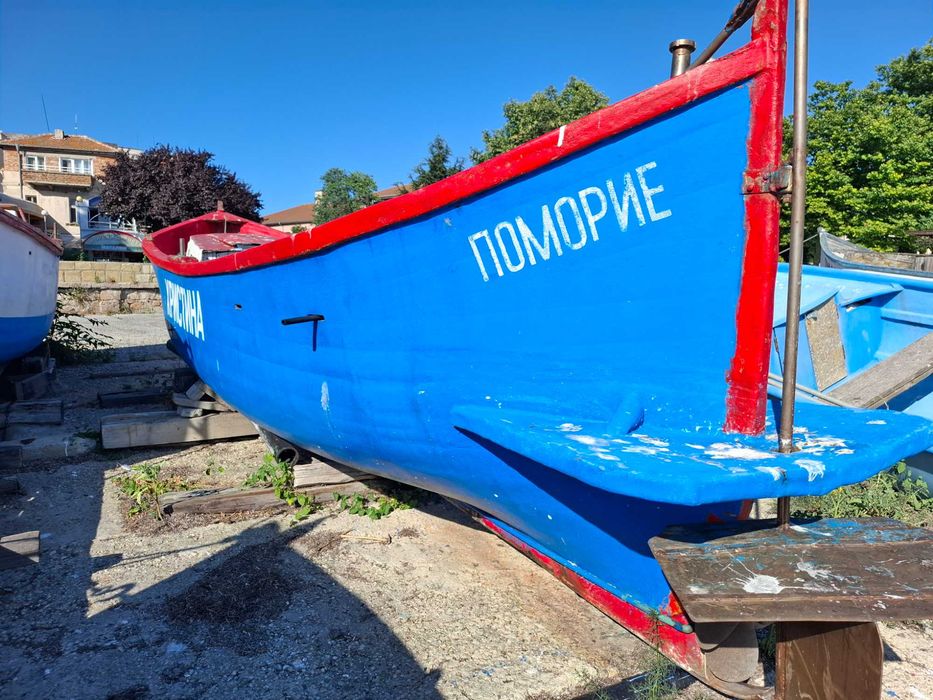 Моторна рибарска лодка