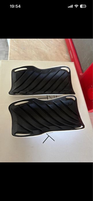Aparatori de fotbal adidas am 4 perechi ca noi