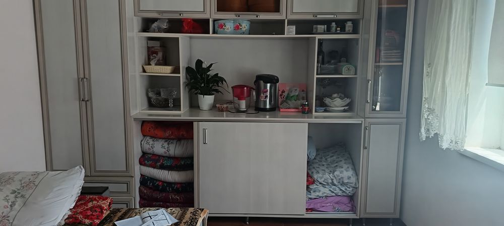 шкаф горка для посуды и для вещей