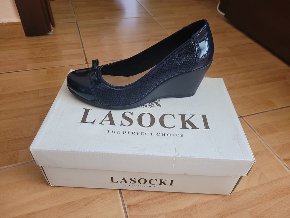 Pantofi de damă cu platformă, din piele lăcuită, Lasocki - mărimea 38 Noi