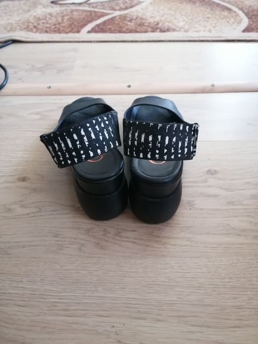 Продам босоножки