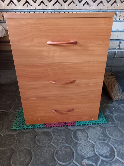 Продаётся тумбочка, б/у, высота -54 см ,ширина -42 см, глубина -40 см