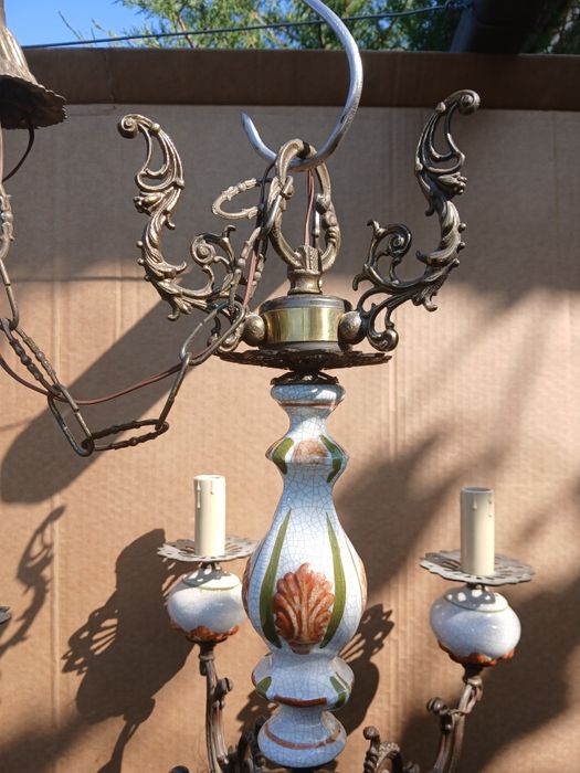 Lustre anticqriat,in stare foarte buna din bronz si ceramica 350 lei bucata.
