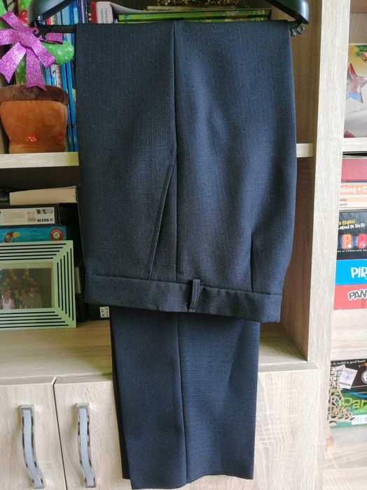 Vând costum negru baiat