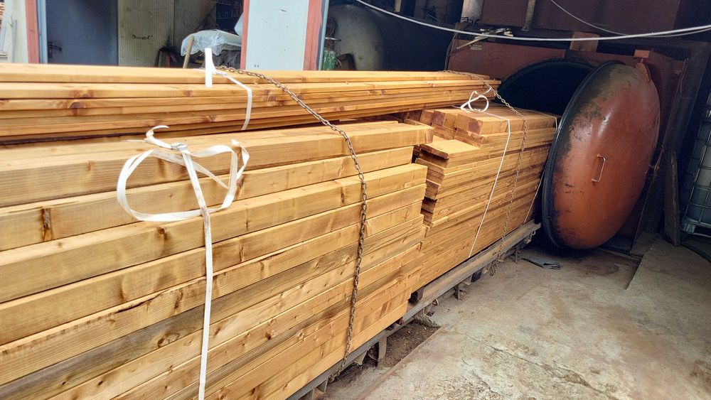 Cherestea si grinzi rasinoase rindeluite si impregnate cu tanatone