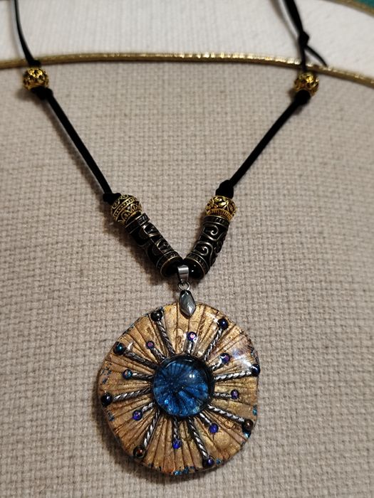 Арт Колие уникат , което допълва вашия стил.