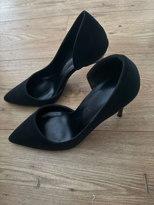 Високи черни токчета 36ти номер велур