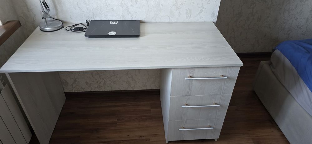 Продам стол письменый