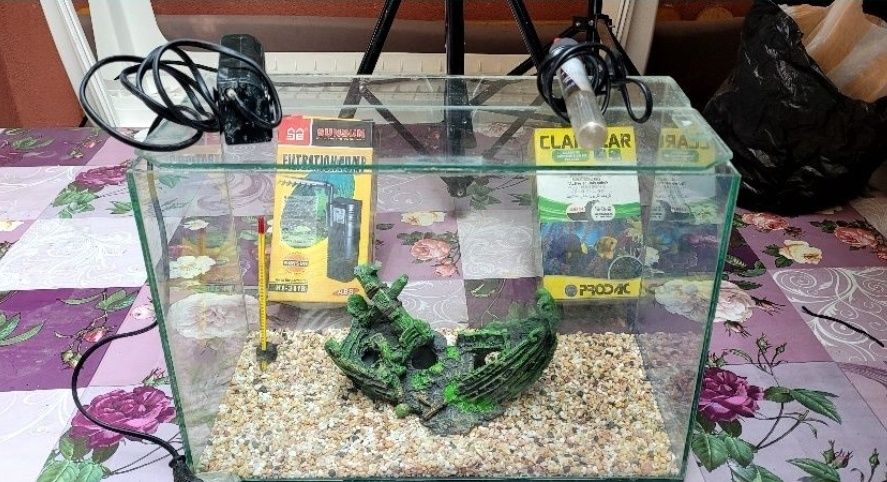 Аквариум с нагревател и термометър