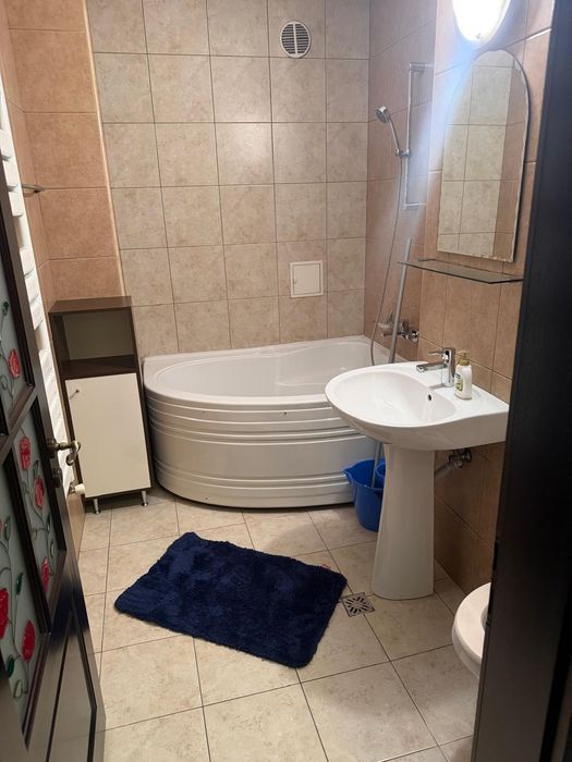 Închiriez apartament