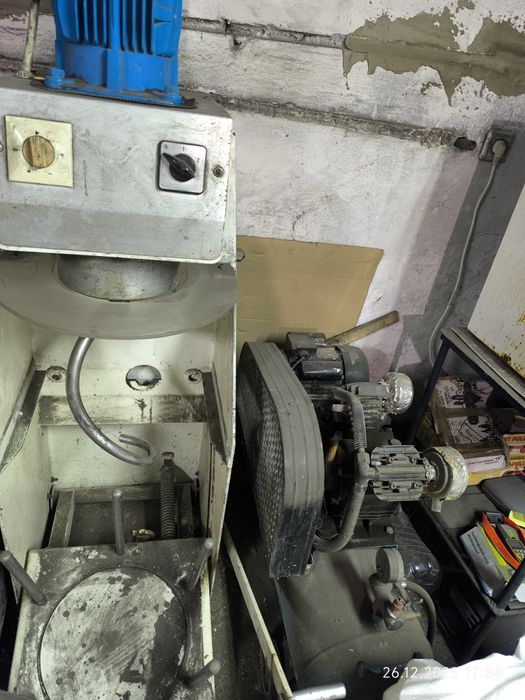 Тестомесачка трифазна,винтова, подвижен казан