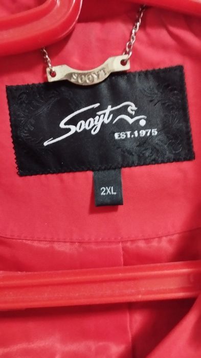 Продаются женские плащи и кардиган.