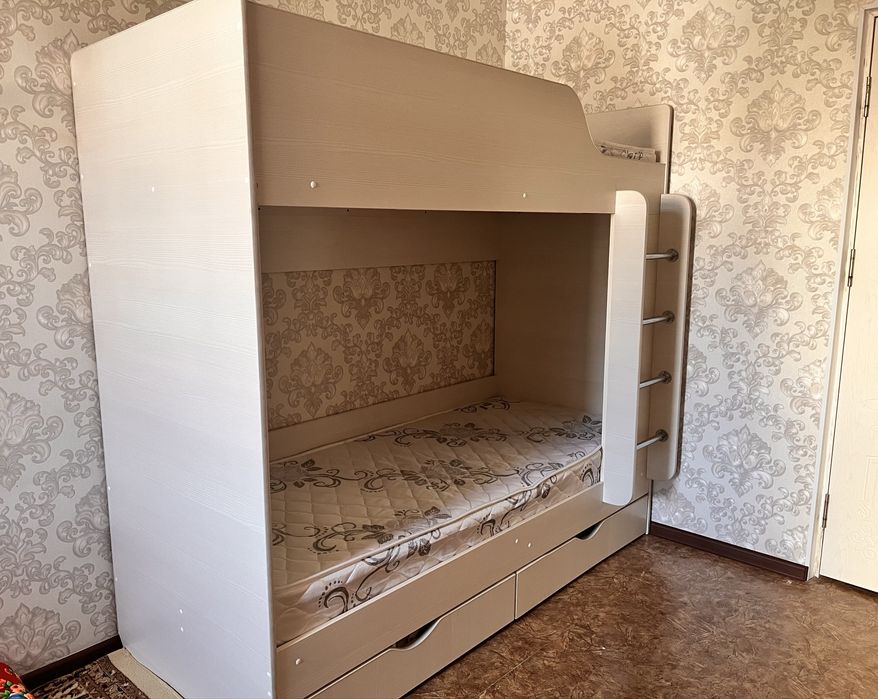 Двухярусная кровать с матрасом