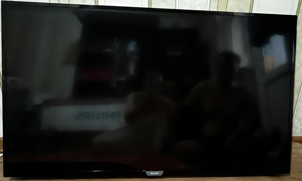 Телевизор Philips в хорошем состоянии.