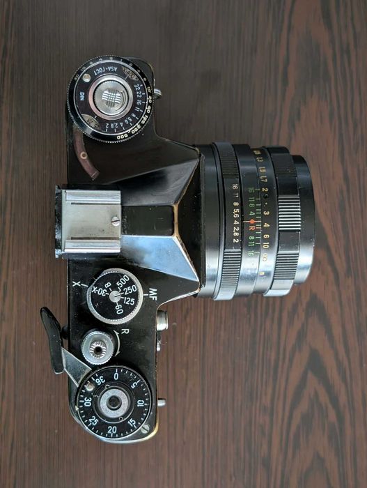 Лентов фотоапарат Zenit EM