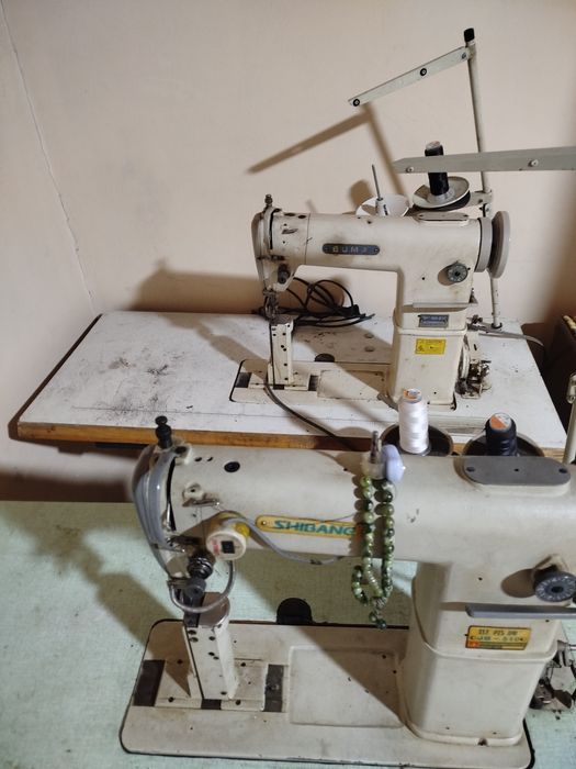 Tikuv mashinasi butilichni 810 madel qalin va yupqa materyallar uchun.