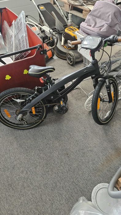 Bicicleta BMW 20" pentru copii intre 6 si 9 ani.