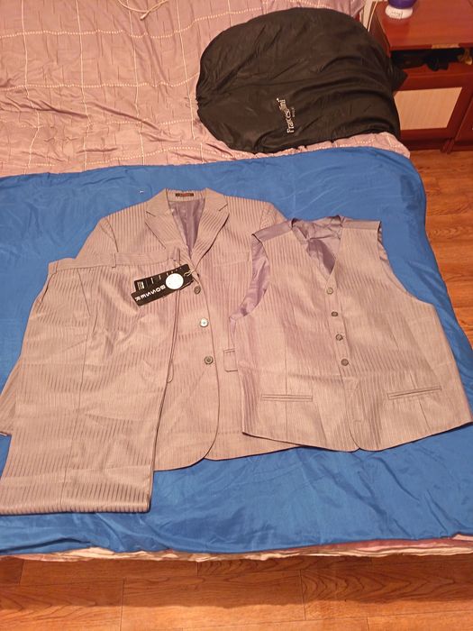 Продам костюм новый