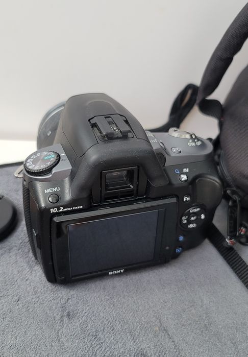 Sony Alpha DSLR-A330 с объективом.