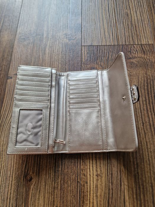 Страхотно дамско портмоне GUESS , голям размер