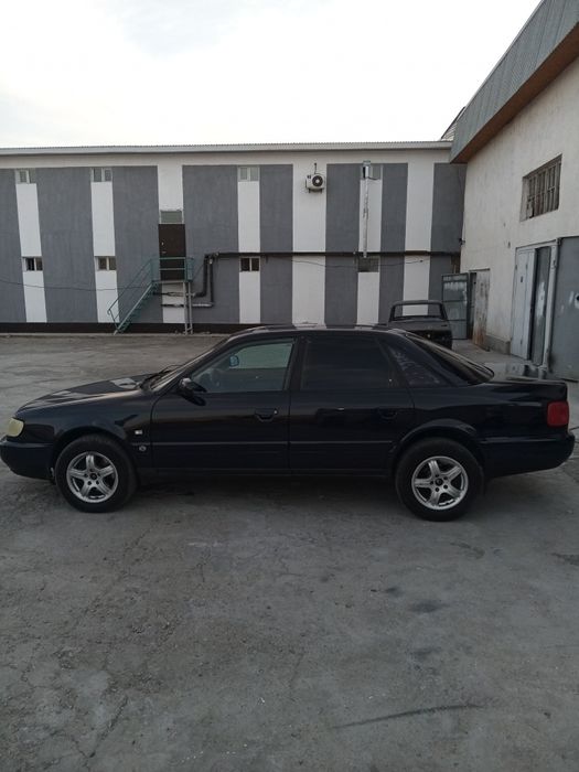 Ухоженныц Автомобиль Ауди