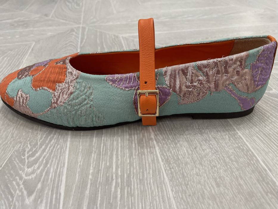 Балетки, обувь закрытая.