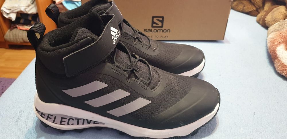 Vând adidași tip gheata  firma adidas.