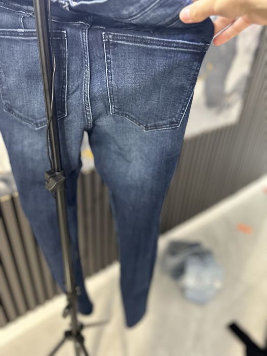 Vand blugi marimea 32 in stare buna la cei rupti are niste mici pete