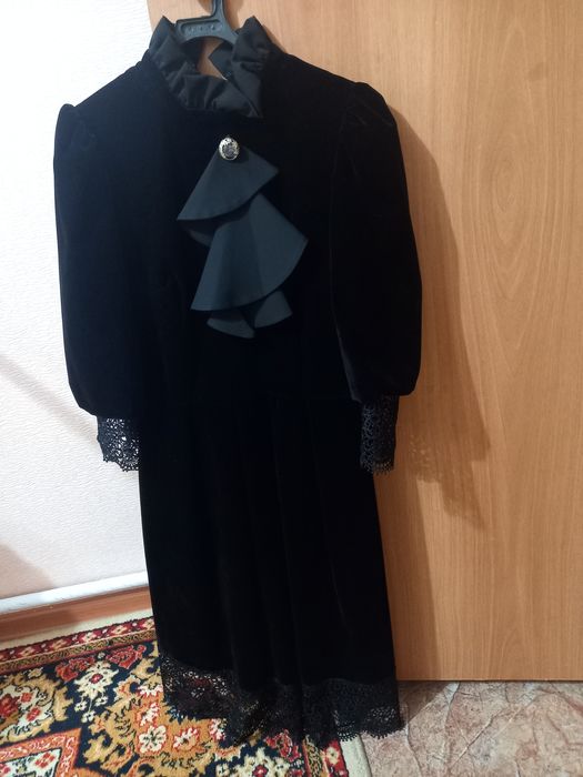 Продам платья, костюмы