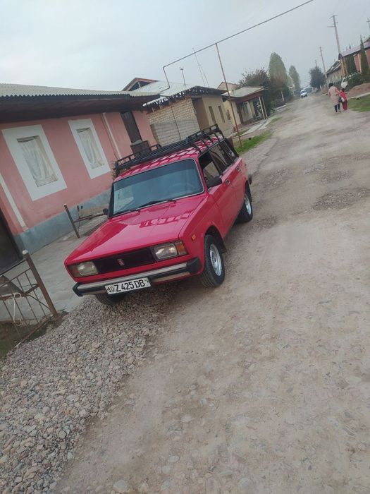 Vaz 2104 sotiladi.