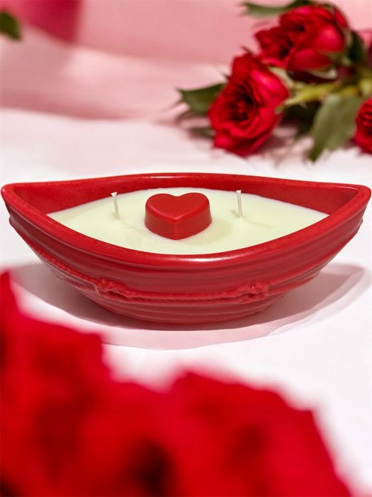 Свещ “Червена лодка със сърце”