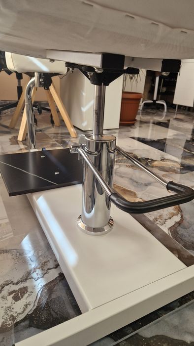 Бял стол за педикюр