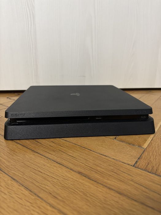 PlayStation 4 с 2 бр. + 2 бр.  джойстици + 11 бр. игри