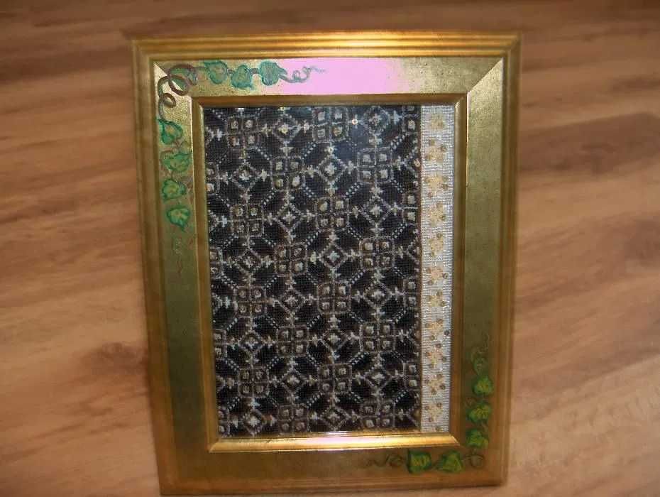 Decoratiuni tablou cu pictura manuala si broderi istorice