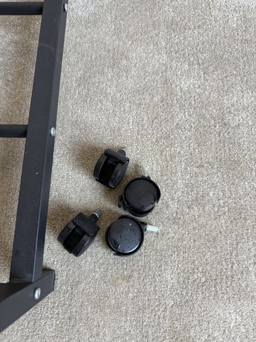 Металлический рейл для одежды