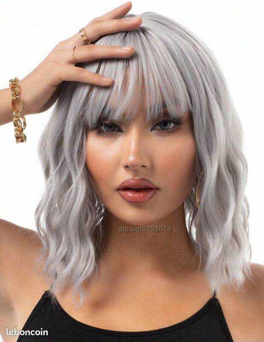 Сребристо сива къса вълнообразна перука с бретон