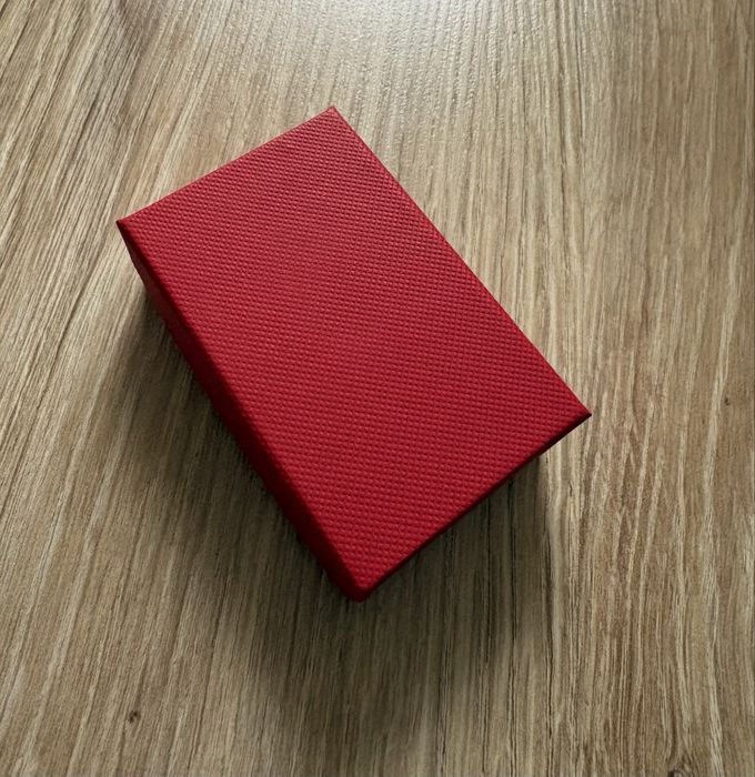 Кутия за бижута - пръстени, обеци, гривни