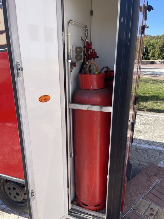 Фуудтрък/мобилна кухня кемпер за сандвичи и пиле на грил