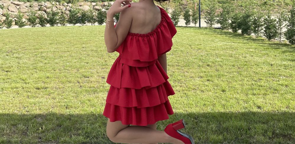 Червена рокля