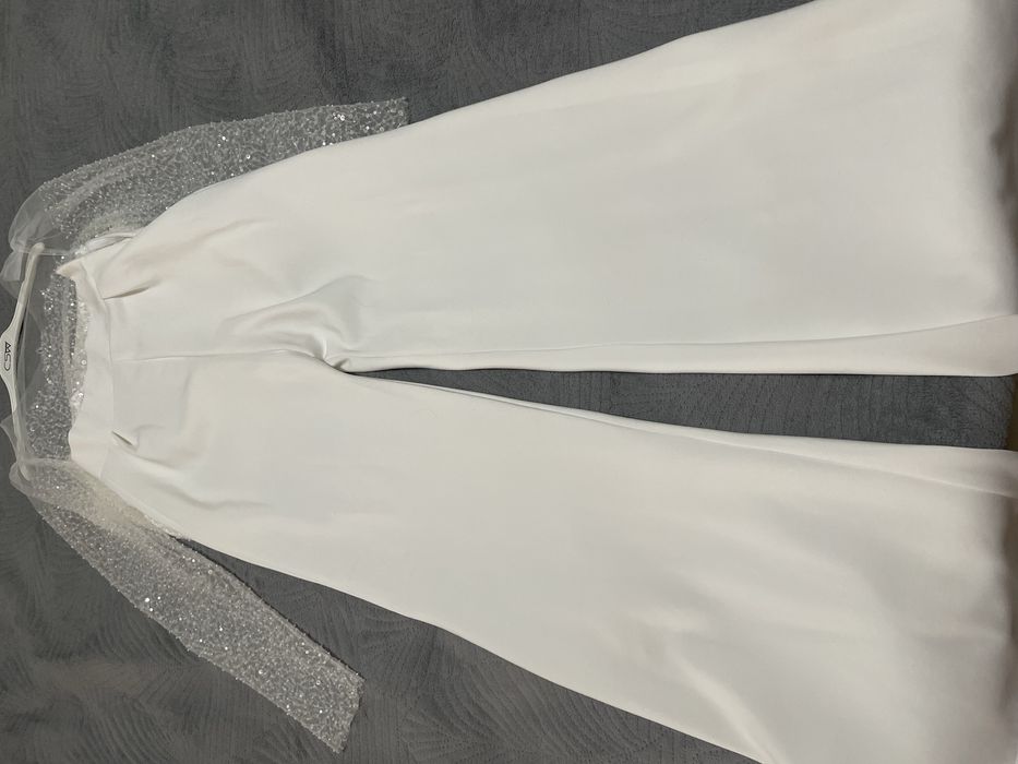 Продам белый костюм