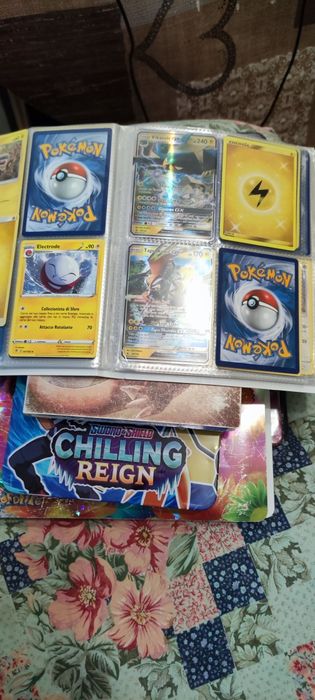Vând cartonase de pokemon