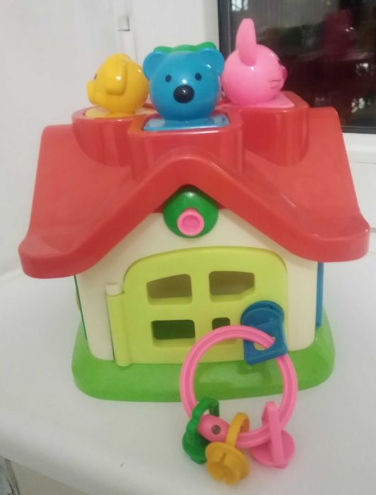 Продам  развивающую игрушку- домик,  с ключами. В отличном состоянии.