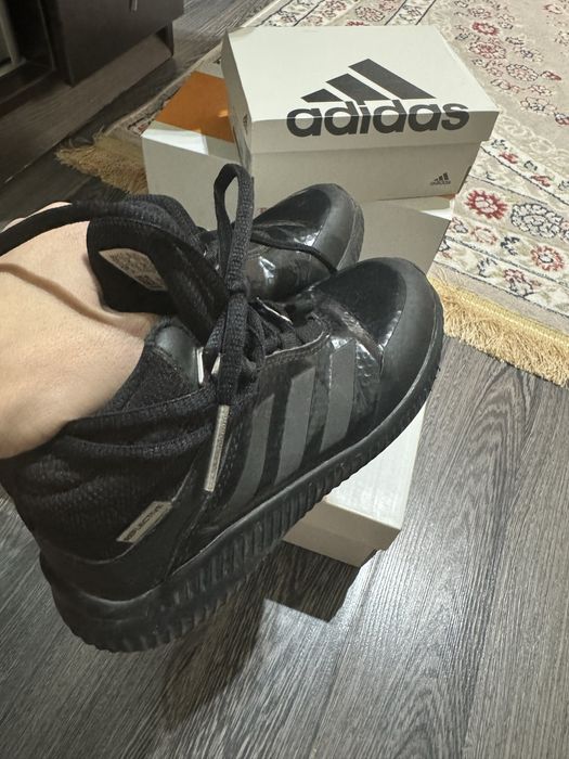 Продам демисезонные кроссовки Adidas оригинал