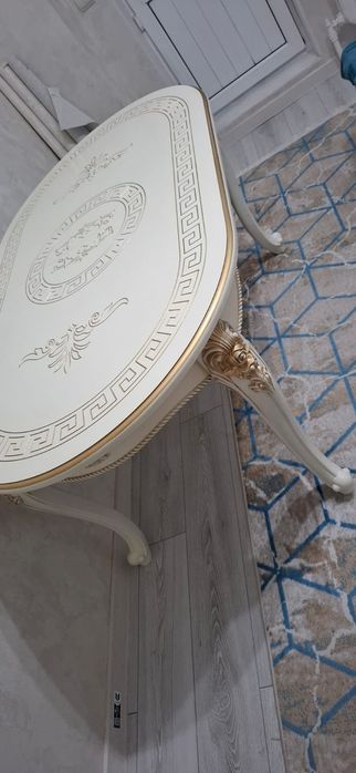 Кухонный стол в идеальном состоянии.