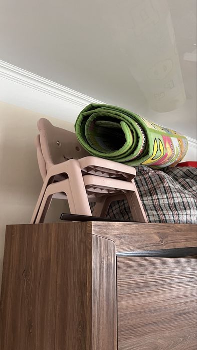 Детский стол с двумя стульями